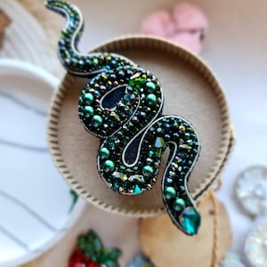 Beaded Snake Brooch – Green Embroidered Statement Pin – Handmade Gothic Jewelry – Mysterious Serpent Accessory – Unique Gift for Her