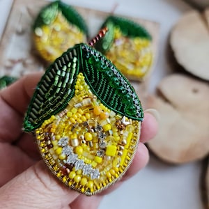 Stickerei Obst Brosche, Geschenk für Naturliebhaberin zum Muttertag Lemon pin