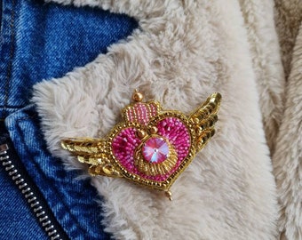 Broche de Sailor Moon: Pin compacto de corazón con cuentas hecho a mano