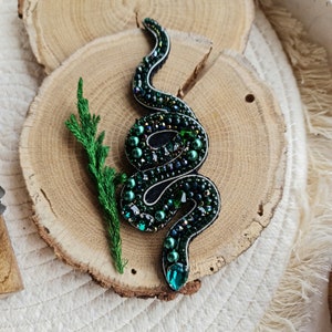 Green snake brooches for women, beaded brooch, serpent jewelry, snake lover gift, animal jewelry image 1