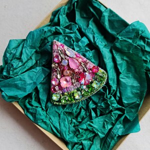 Sparkling Watermelon Slice Brooch – Handmade Beaded Fruit Pin, Foodie Gift Jewelry, Summer Accessory