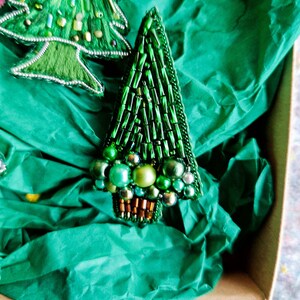 Geschenkset Weihnachtsbrosche, Weihnachtsnadel, Pflanzenschmuck green with beads