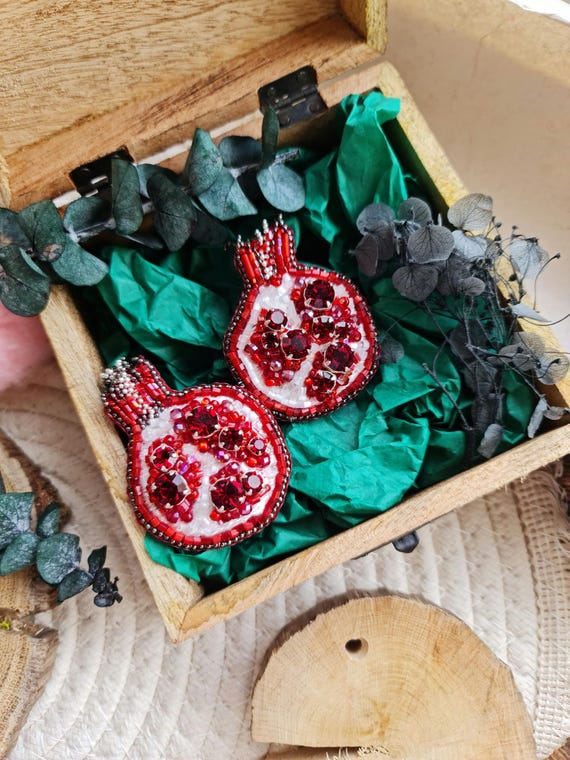 ビーズのザクロのブローチ - ハンドメイドの刺繍ジュエリー - 彼女への