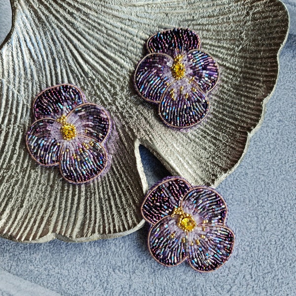 Épinglette botanique de fleur de pansies, idée cadeau de fête des mères, broche perlée