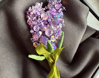 Broche lavendel boeket met kralen: handgeborduurde bloemenspeld, paarse bloemensieraden