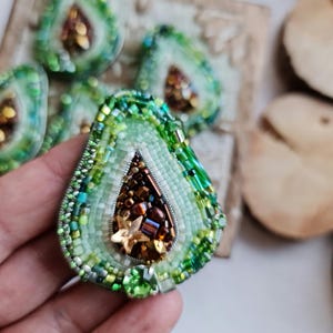 Broche de aguacate con cuentas / Pin de fruta hecho a mano / Regalo gastronómico único / Joyería ecológica / Idea de regalo vegana