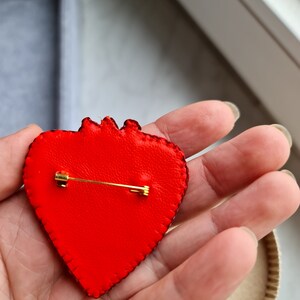 Broche coeur rouge, épingle d'amour, cadeau de vacances unique image 2