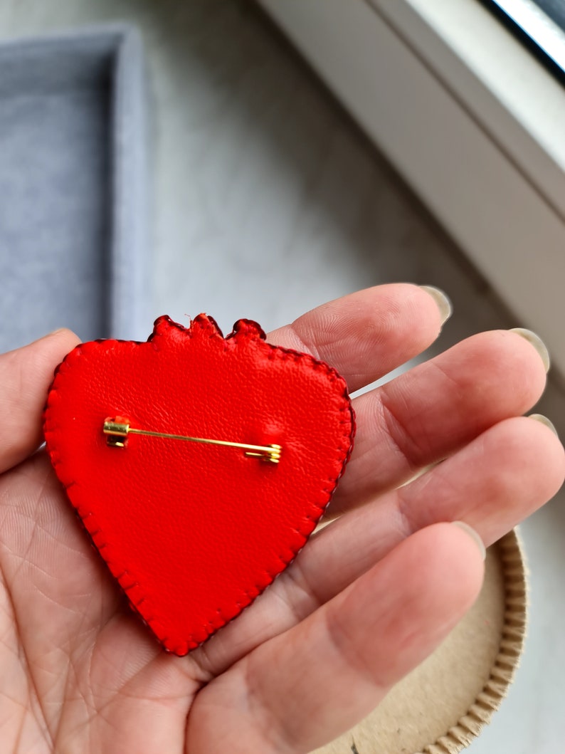 Broche coeur rouge, épingle d'amour, cadeau de vacances unique image 2