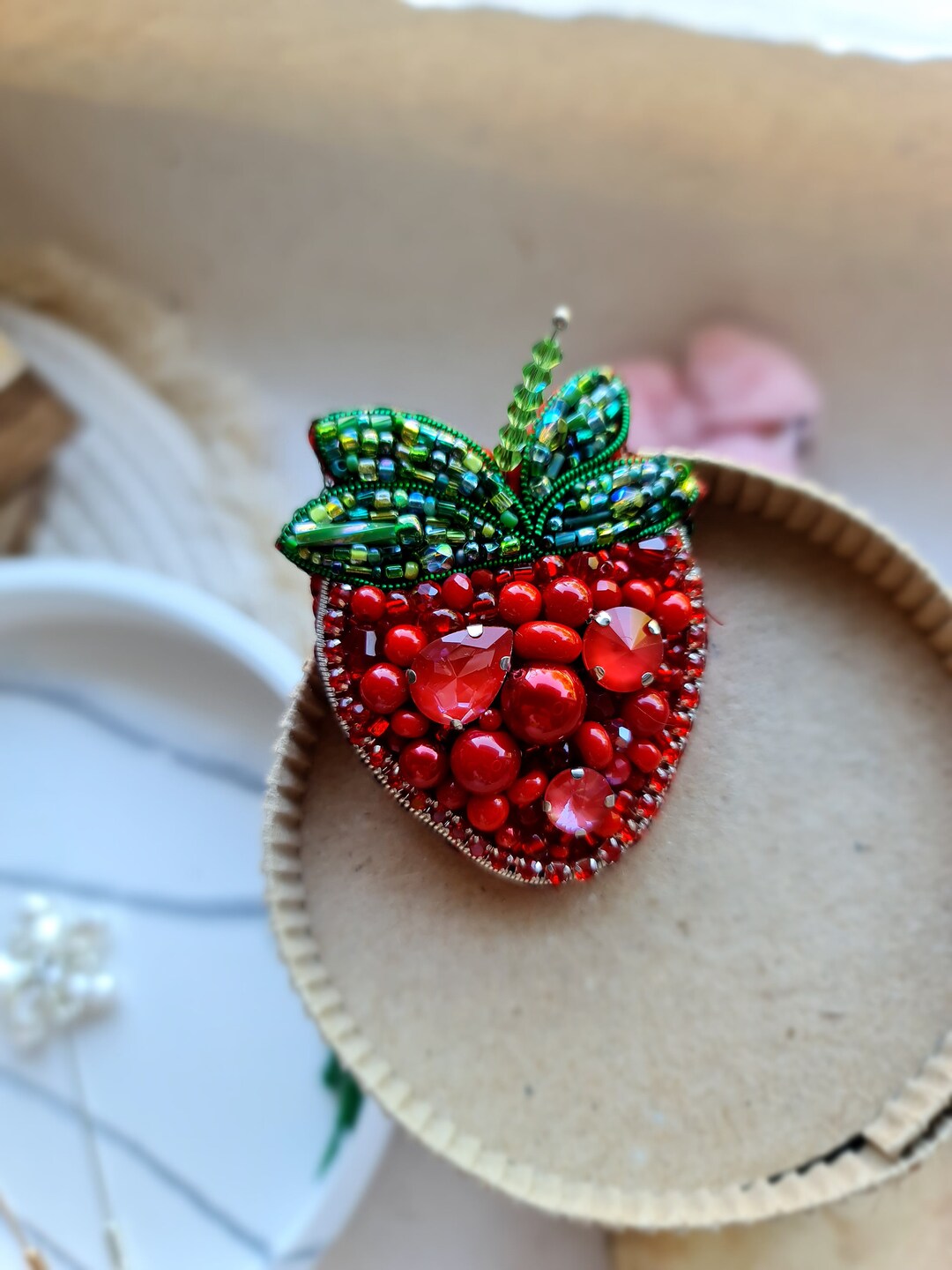 Broche élégante Edelweiss Avec Perles, Pampilles Et Breloques Rose – Parfaite Pour Accessoiriser Vos Tenues