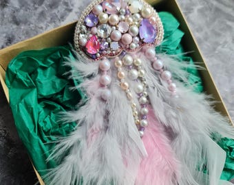 Broche de medusa con cuentas: broche llamativo inspirado en el océano, con plumas, en tonos rosa y perla.