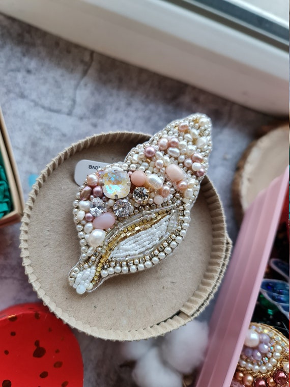 貝殻ビーズの宝石ブローチ、海の刺繍アート、彼女へのナチュラルギフト