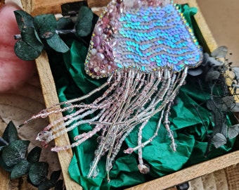 Broche de medusa rosa con cuentas: broche inspirado en la naturaleza oceánica, regalo de joyería playera.