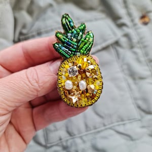 Pineapple Beaded Brooch – Tropical Fruit Jewelry, Cute Pin for Her, Foodie Gift, Summer Accessory, Handmade Fruit Brooch