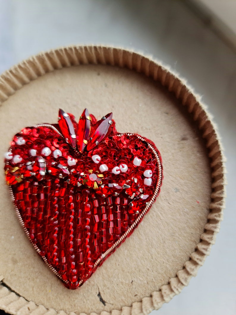 Broche coeur rouge, épingle d'amour, cadeau de vacances unique image 6