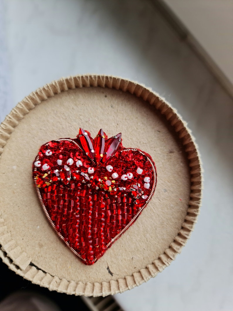 Broche coeur rouge, épingle d'amour, cadeau de vacances unique image 1