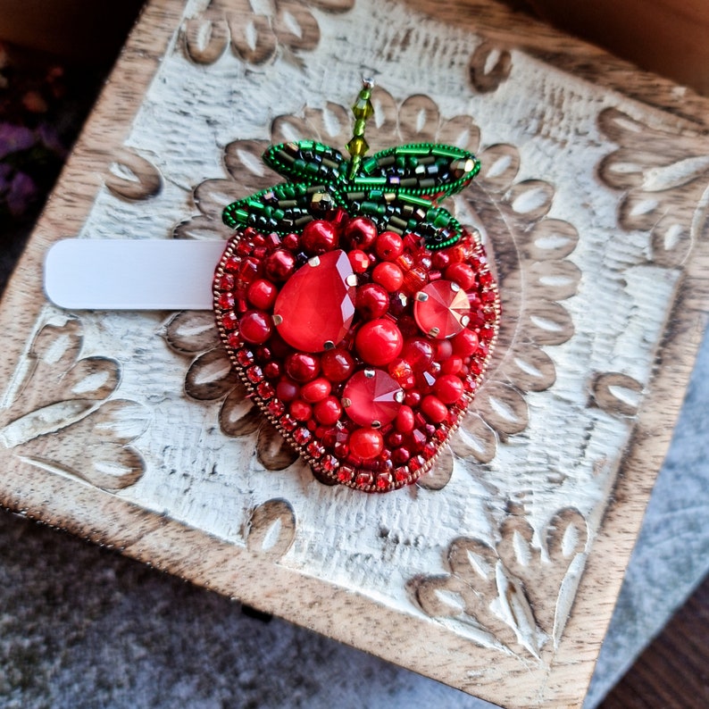 Cute strawberries pin, Strawberry beaded brooch, Fruit jewellery image 3