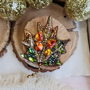 Golden Elegance: Maple Leaf Brooch for Women - Festive Christmas Pin