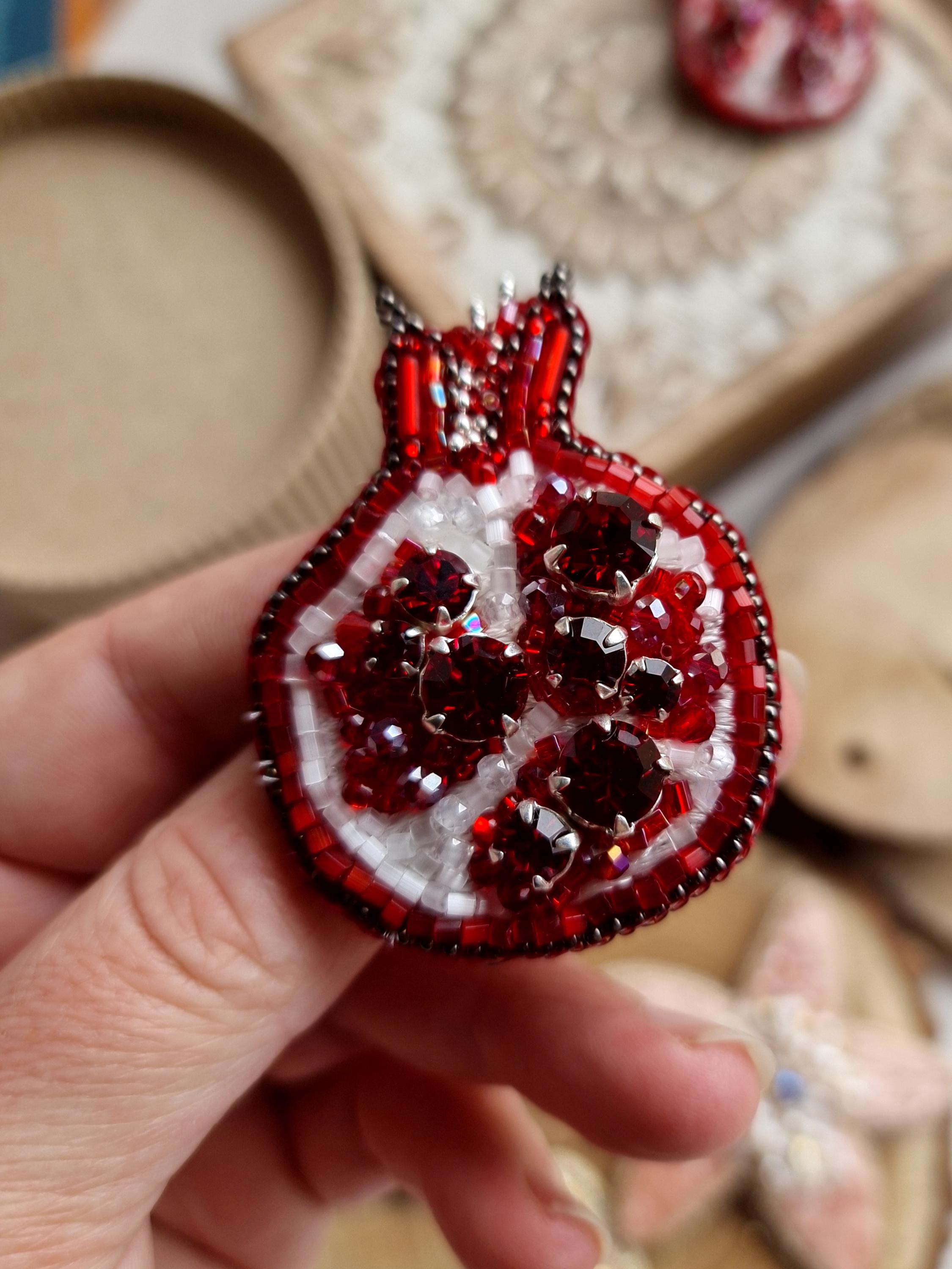ビーズのザクロのブローチ - ハンドメイドの刺繍ジュエリー - 彼女への