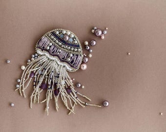 Broche de medusa con cuentas: joyería inspirada en el océano, broche de perlas hecho a mano, broche de lujo con diseño marino
