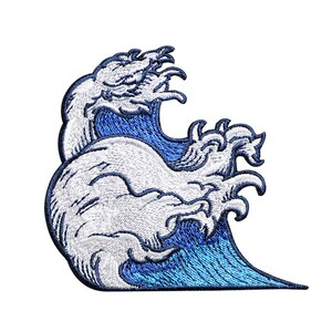 Puede incluir: Parche bordado para planchar con un diseño de ola azul y blanca. La ola está estilizada y se asemeja a una impresión japonesa tradicional en madera.