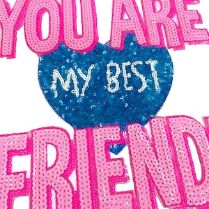 Puede incluir: Parche de lentejuelas rosa y azul con el texto "You are my best friend".