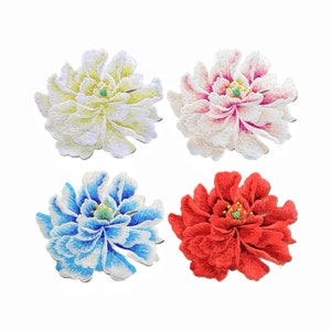 Peut inclure: Quatre patchs brodés thermocollants représentant un motif de pivoine en blanc, rose, bleu et rouge.