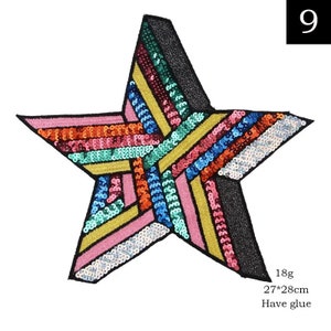 Peut inclure: Un patch en forme d'étoile en sequins multicolores avec un contour noir. Le patch mesure 27 cm sur 28 cm et pèse 18 grammes. Il est doté d'une colle au dos pour une application facile.