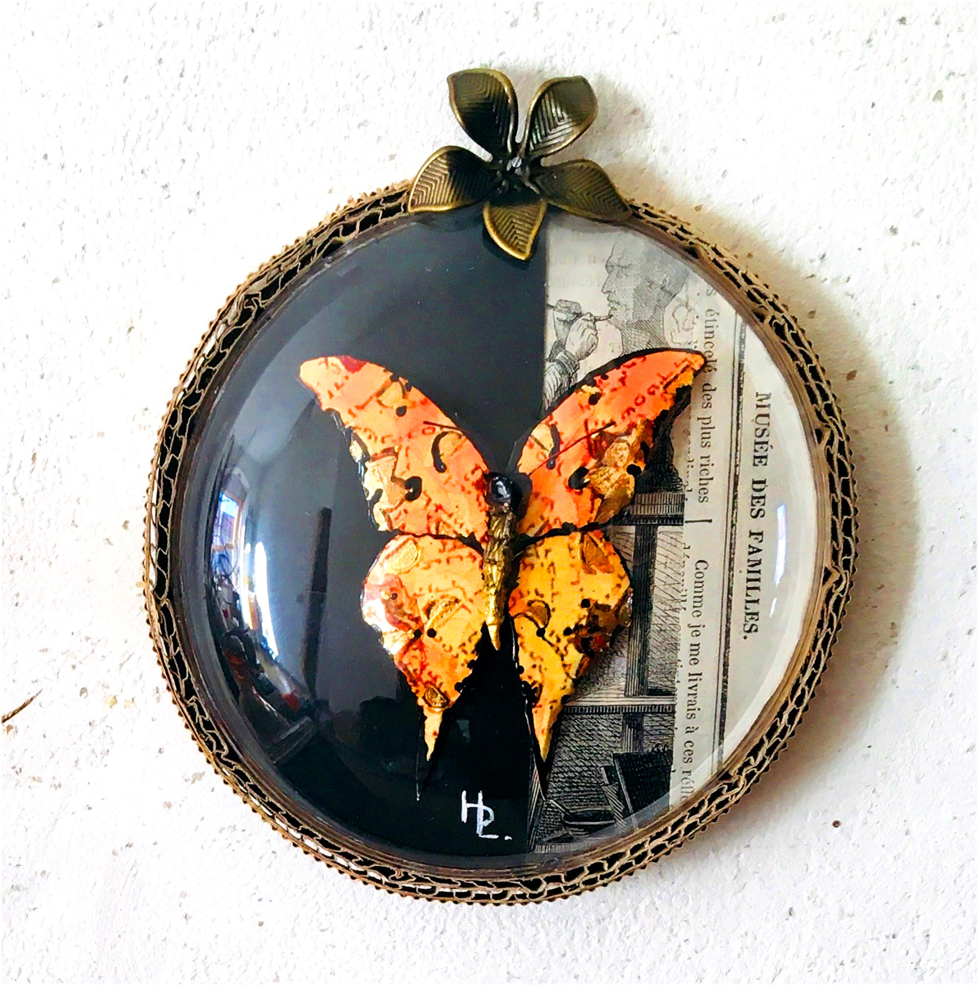 Verre de Montre avec Papillon Orange et Or en Papiers Sculpté Peint à La Main Cadre Carton Pour Cabi