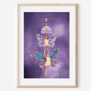 Puede incluir: Una impresión de arte abstracto púrpura y dorada con tres figuras con alas de mariposa. Las figuras están en diferentes etapas de transformación, con la figura superior en un capullo, la figura del medio con las alas extendidas y la figura inferior volando con las alas extendidas.