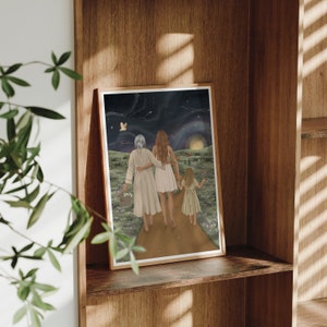 K&ouml;nnte beinhalten: Drei Figuren, eine Gro&szlig;mutter, eine Mutter und ein Kind, gehen auf einem Weg durch ein Feld mit Blumen unter einem sternenklaren Nachthimmel. Die Gro&szlig;mutter tr&auml;gt einen Korb und das Kind h&auml;lt die Hand der Mutter. Die Figuren sind vor dem Nachthimmel silhouettiert.