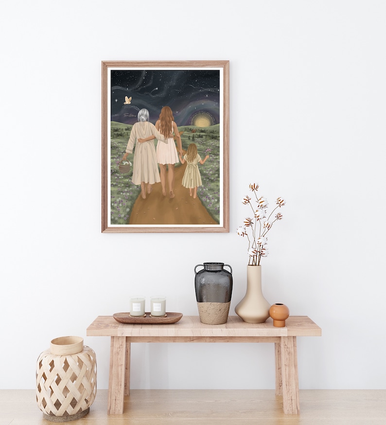 K&ouml;nnte beinhalten: Eine gerahmte Illustration von drei Generationen von Frauen, die auf einem Weg unter einem sternenklaren Nachthimmel gehen. Die Frauen halten sich an den H&auml;nden und gehen auf ein helles Licht in der Ferne zu. Der Weg ist mit lila Blumen ges&auml;umt.