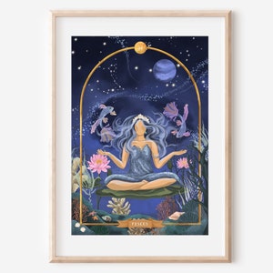 Peut inclure: Une illustration zodiacale bleue et dorée des Poissons. L'illustration représente une femme aux cheveux bleus flottants assise en position de lotus avec deux poissons nageant autour d'elle. L'arrière-plan est un ciel nocturne bleu foncé avec des étoiles et une lune croissante.