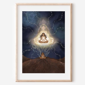 Peut inclure: Une illustration numérique d'une femme méditant avec une lumière brillante émanant d'elle. La femme est entourée d'un fond bleu foncé avec des lignes blanches et dorées tourbillonnantes. La femme est assise sur un nuage avec des racines qui poussent du bas du nuage. Les racines sont brunes et s'étendent jusqu'en bas de l'image.