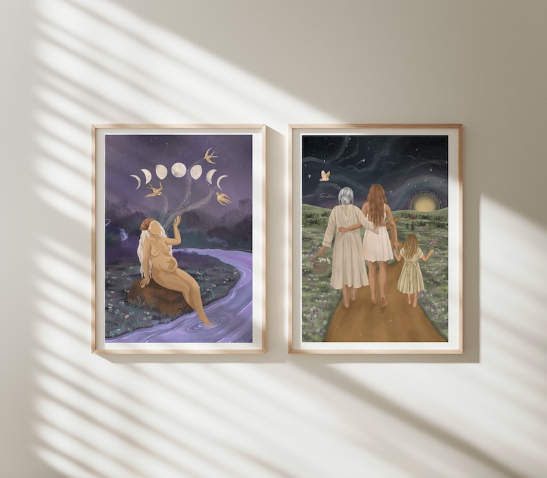 K&ouml;nnte beinhalten: Zwei gerahmte Illustrationen. Die erste zeigt eine Frau, die an einem Fluss sitzt, mit einer Mondsichel und Sternen am Himmel. Die zweite zeigt drei Frauen, die einen Weg entlanggehen, mit einem sternenklaren Nachthimmel.