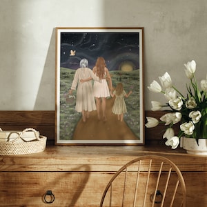 K&ouml;nnte beinhalten: Eine gerahmte Illustration von drei Frauen, die auf einem Weg durch ein Blumenfeld vom Betrachter weggehen. Der Himmel ist dunkelblau mit Sternen und einer Mondsichel. Die Frauen tragen wei&szlig;e Kleider und haben langes Haar. Die Frau in der Mitte h&auml;lt die Hand der j&uuml;ngsten Frau, die ein wei&szlig;es Kleid mit Blumenmuster tr&auml;gt. Die &auml;lteste Frau tr&auml;gt einen Korb.