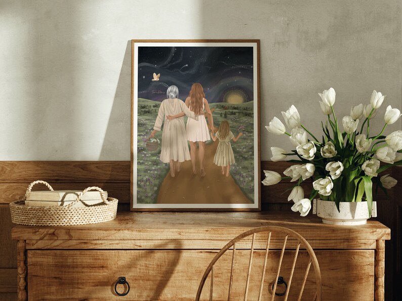 K&ouml;nnte beinhalten: Eine gerahmte Illustration von drei Frauen, die auf einem Weg durch ein Blumenfeld vom Betrachter weggehen. Der Himmel ist dunkelblau mit Sternen und einer Mondsichel. Die Frauen tragen wei&szlig;e Kleider und haben langes Haar. Die Frau in der Mitte h&auml;lt die Hand der j&uuml;ngsten Frau, die ein wei&szlig;es Kleid mit Blumenmuster tr&auml;gt. Die &auml;lteste Frau tr&auml;gt einen Korb.