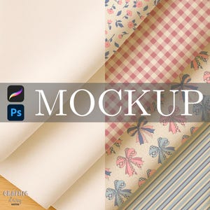 Peut inclure: Image de maquette avec différents papiers à motifs. Les motifs comprennent des motifs floraux, vichy, nœuds et rayures dans des couleurs rose, bleu et crème. Le mot "MOCKUP" est affiché en grand texte blanc au centre, avec les logos Procreate et Photoshop à gauche.