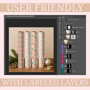 Pu&ograve; includere: Quattro rotoli di carta da regalo fantasia in un mockup. I disegni includono quadri, alberi di Natale, pupazzi di neve e fiocchi di neve. L'immagine mostra anche un ornamento natalizio, un nastro e il testo "USER FRIENDLY WITH LABELED LAYERS".