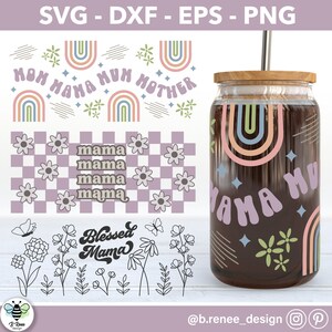 Op de afbeelding: Een digitaal ontwerp met een tumbler met de tekst "Mama" in een retro-lettertype, omringd door regenbogen en bloemen. Het ontwerp bevat ook een geruit patroon met het woord "mama" dat vier keer wordt herhaald, een set bloemen en vlinders, en de tekst "Blessed Mama" in een retro-lettertype.