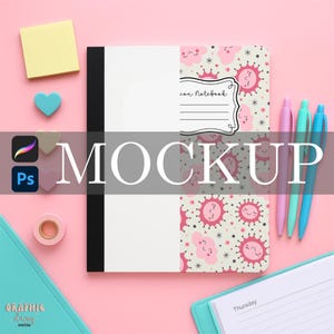 Puede incluir: Un cuaderno con una cubierta estampada con soles y nubes rosas sonrientes, con un espacio en blanco para texto. El cuaderno está junto a bolígrafos en rosa, verde azulado y azul, junto con otros artículos de papelería sobre un fondo rosa.