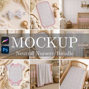 Könnte beinhalten: Ein Kinderzimmer-Set mit Blumenmuster in Rosa und Blau auf weißem Stoff. Es enthält ein Schleifen-Stirnband, eine Wickelauflagenbezug, Bettlaken, Vorhänge, einen Baby-Body und eine Decke, die in verschiedenen Raumumgebungen gezeigt werden.
