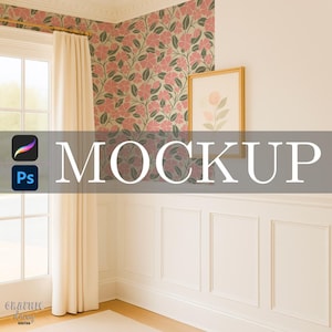 Könnte beinhalten: Innenraum-Mockup mit Fenster, cremefarbenen Vorhängen und floraler Tapete mit rosa Blumen und grünen Blättern. Ein gerahmter Blumendruck hängt an der Wand. Das Wort "MOCKUP" wird angezeigt.