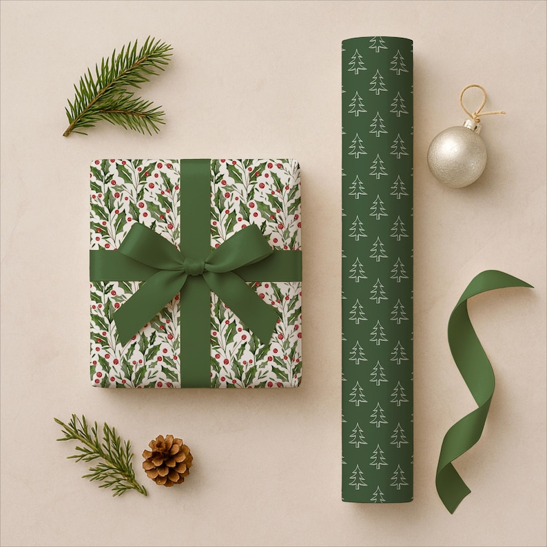 Pu&ograve; includere: Un regalo confezionato con un fiocco verde, carta da regalo a motivi di agrifoglio e un rotolo di carta da regalo verde con alberi di Natale bianchi. Un ornamento argentato, nastro verde, rametti di pino e una pigna completano il tema delle feste.