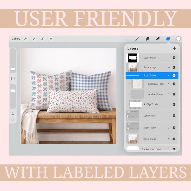 Op de afbeelding: Drie decoratieve kussens op een houten bank. E&eacute;n kussen heeft een blauw-wit ruitpatroon, een ander een bloemenpatroon en de derde een strikpatroon. De afbeelding toont ook een digitale interface met de tekst "USER FRIENDLY" en "WITH LABELED LAYERS".