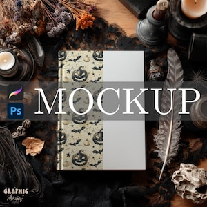 Puede incluir: Maqueta de libro con una portada temática de Halloween con calabazas, murciélagos y estrellas. El libro está parcialmente abierto, revelando una página en blanco. La palabra "MOCKUP" está superpuesta en la imagen. La escena incluye velas, plumas y elementos decorativos.