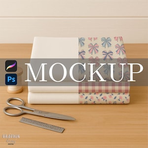 Könnte beinhalten: Ein Stapel Stoffbücher mit verschiedenen Mustern, darunter Schleifen, Vichy-Karo und Blumendesigns. Das Wort "MOCKUP" ist auf den Büchern zu sehen. Eine Schere, ein Lineal und eine Garnrolle liegen auf der Holzoberfläche.