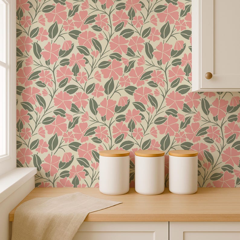 Puede incluir: Papel pintado floral con un patr&oacute;n repetitivo de flores rosas y hojas grises sobre un fondo crema. Tres botes de cer&aacute;mica blanca con tapas de madera sobre una encimera de madera. Dise&ntilde;o decorativo.