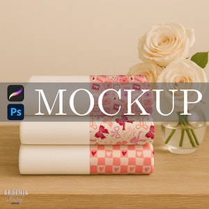 Puede incluir: Tres rollos de tela blanca apilados con bordes estampados. El rollo superior tiene un diseño de sobres rosas y rojos, el rollo del medio tiene lazos y el rollo inferior tiene un patrón de corazones y cuadros rosas y blancos. La palabra "MOCKUP" está superpuesta.