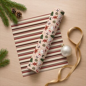 Pu&ograve; includere: Un rotolo di carta da regalo natalizia con illustrazioni di Babbo Natale, pupazzi di neve, omini di pan di zenzero e alberi di Natale su sfondo beige. Sono presenti anche un foglio a righe e decorazioni.