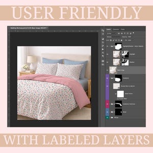 Op de afbeelding: Een bedden-mockup met een bed met een bloemenpatroon dekbedovertrek en kussens. Het dekbedovertrek heeft een roze onderkant. De tekst "USER FRIENDLY" en "WITH LABELED LAYERS" is inbegrepen.